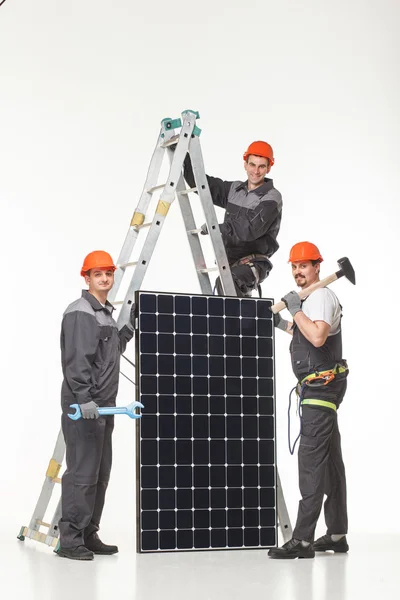 Man installeren van zonnepanelen — Stockfoto