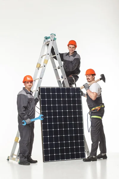 Man installeren van zonnepanelen — Stockfoto