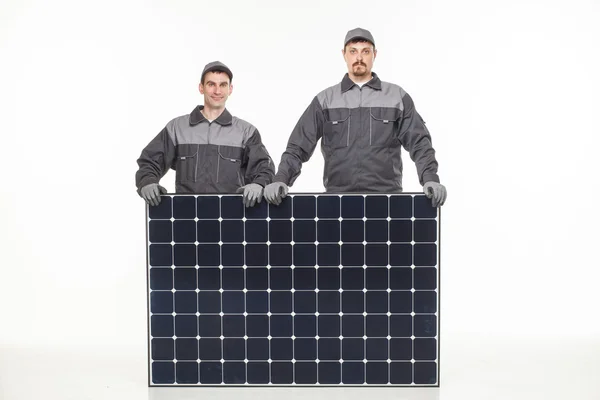 Twee man met solar batterij — Stockfoto