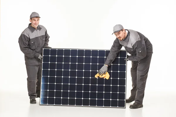 Twee man met solar batterij — Stockfoto