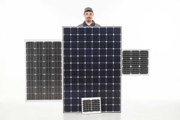 Man in uniform met een solar batterij — Stockfoto