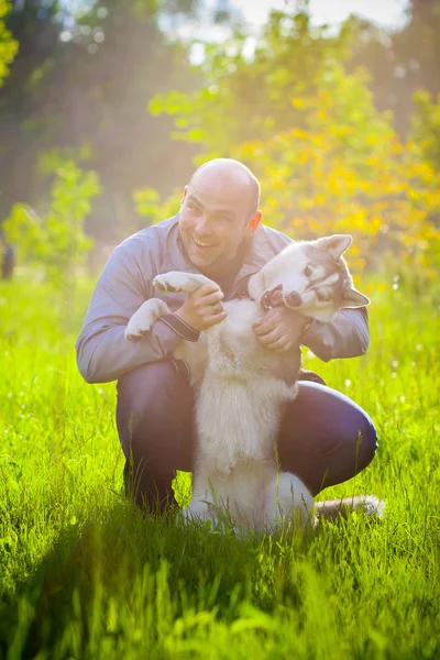 Parkta adam ve Husky köpek. — Stok fotoğraf