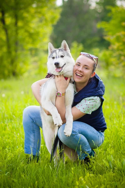 Mädchen im Park Hund Husky — Stockfoto