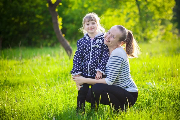 Mutter Tochter umarmt im Park — Stockfoto