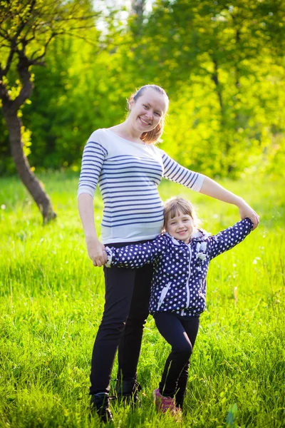 Mutter Tochter umarmt im Park — Stockfoto