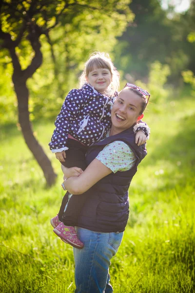 Kleines Mädchen mit junger Frau im Park — Stockfoto