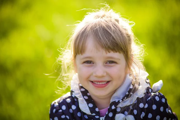 Yaz aylarında çim üzerinde sevimli küçük kız — Stok fotoğraf