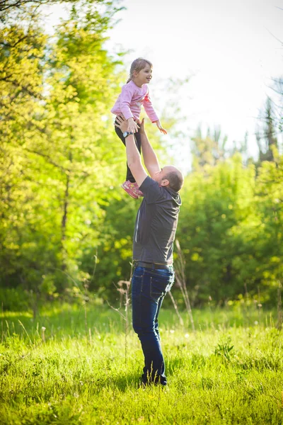 Šťastná rodina otec vyvolá dcera — Stock fotografie