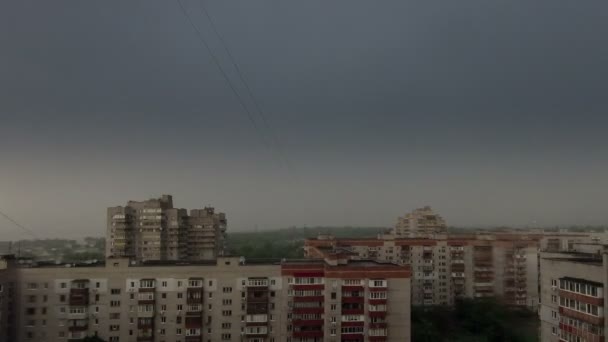 Vihar és villámlás, a falu felett — Stock videók