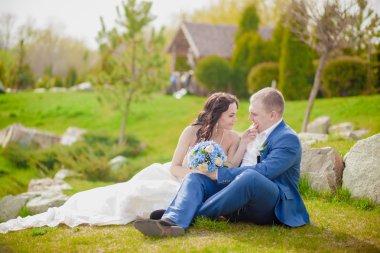 Açık havada dans şehvetli mutlu yeni evli çift