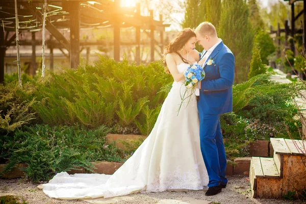 Fiatal esküvői pár élvezi a romantikus pillanatokat kívül a nyári réten — Stock Fotó