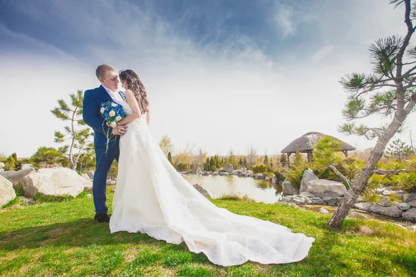 Happy Couple Outdoor. sur Green Field. Concept de liberté — Photo