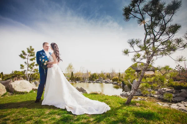 Happy Couple Outdoor. on Green Field. Freedom concept — Stock Photo, Image