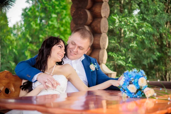 Noiva e noivo desfrutando refeição na recepção do casamento — Fotografia de Stock