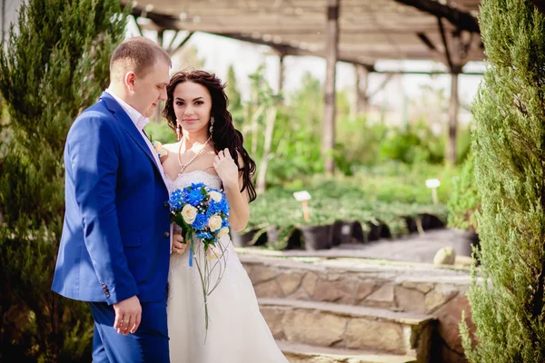 Glückliche Braut und Bräutigam zur Hochzeit — Stockfoto