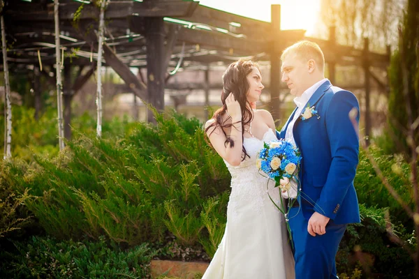 Noiva feliz e noivo em seu casamento — Fotografia de Stock