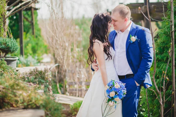 Junges Hochzeitspaar genießt romantische Momente im Freien auf einer Sommerwiese — Stockfoto