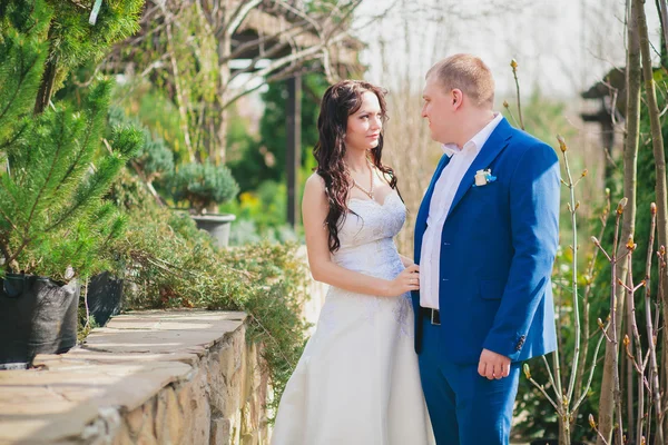 Glückliche Braut und Bräutigam zur Hochzeit — Stockfoto