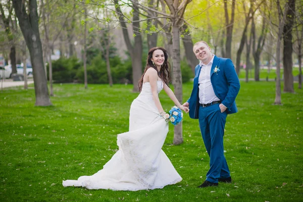 Mariée et marié le jour du mariage Promenade en plein air sur la nature printanière . — Photo