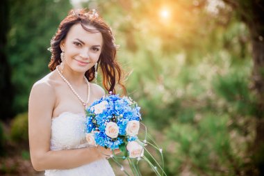 Güzel mavi ve beyaz taze çiçekler düğün buketi