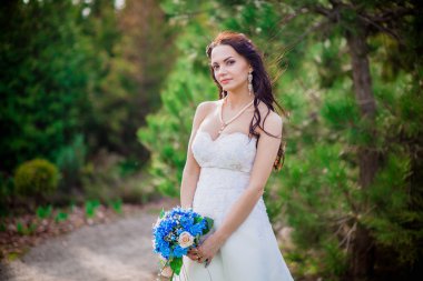 perdeler ile beyaz bir gelinlikle güzel genç esmer gelin buketi Ukrayna holding