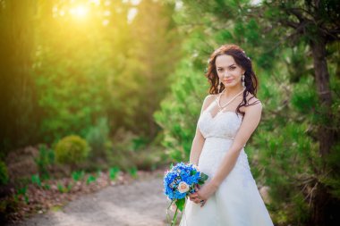 Güzel mavi ve beyaz taze çiçekler düğün buketi