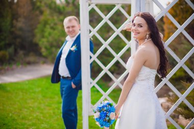 Komik gelin ve damat ile Bay Bayan. Düğün günün kutlu olsun Ukrayna