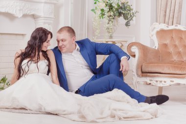 Şık güzel mutlu gelin ve damat, düğün kutlamaları, otel,