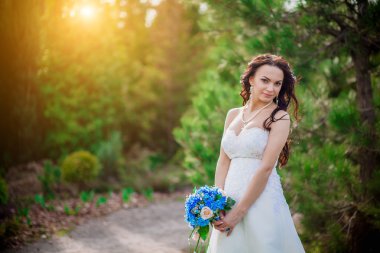 Neşeli gelin gösteren mutluluk