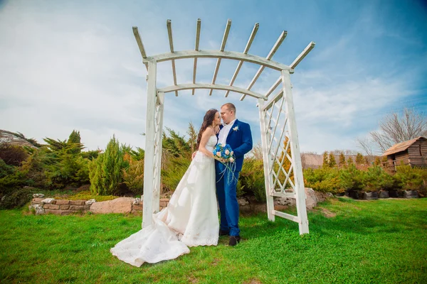 Wedding shot of bride and groom in park — Stock Photo, Image