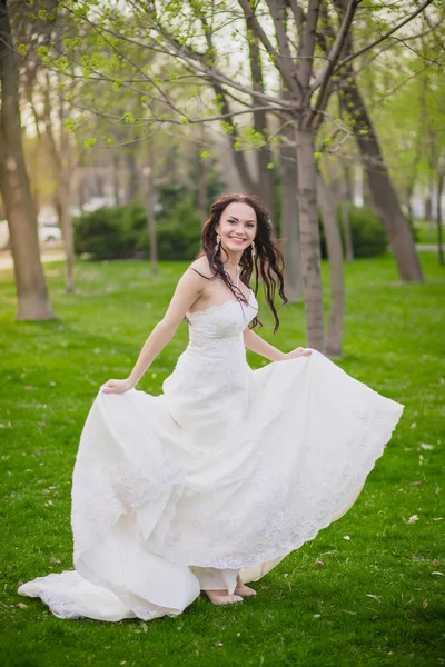 屋外でポーズ美しい花嫁 — ストック写真