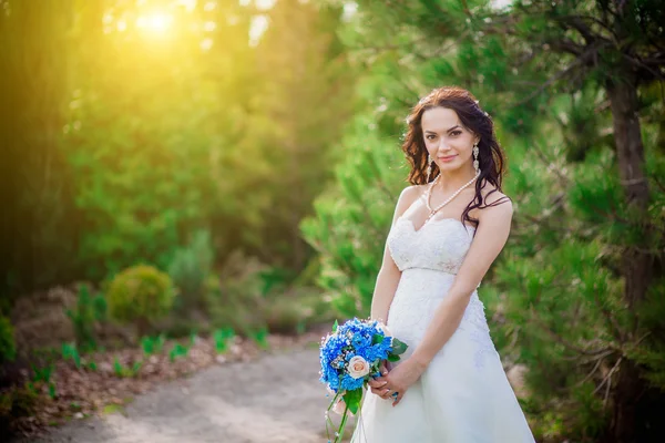 Güzel mavi ve beyaz taze çiçekler düğün buketi