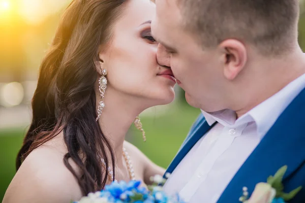 Divertidos novios con el Sr. Mrs. Feliz día de la boda Ucrania — Foto de Stock