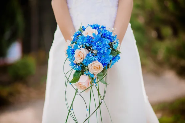 Belos flores frescas azuis e brancas buquê de casamento — Fotografia de Stock