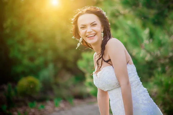 Noiva alegre mostrando felicidade — Fotografia de Stock