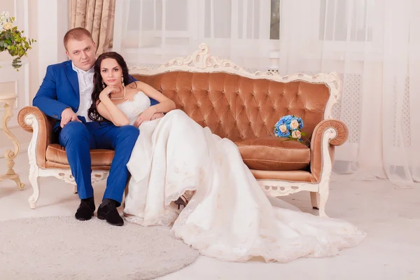 Gelin ve damat severek birbirinden kapalı arıyorsunuz — Stok fotoğraf