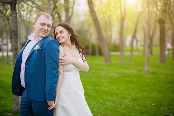 Mariée et marié heureux sur un magnifique coucher de soleil parc — Photo