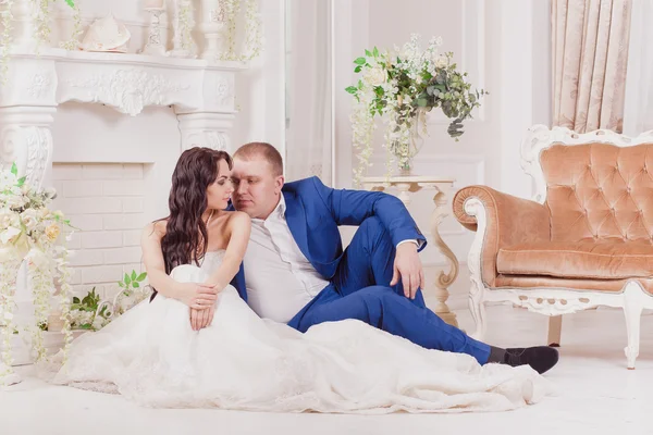 Невеста сидит у камина — стоковое фото