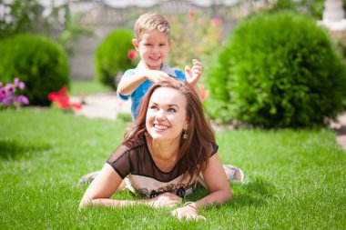 Sunshine ilkbahar yaz gün oynayan çocuk