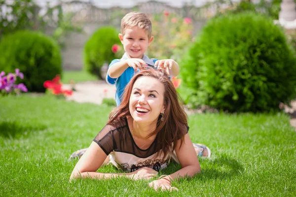 Mother and son having fun on the grass — Stock Photo, Image