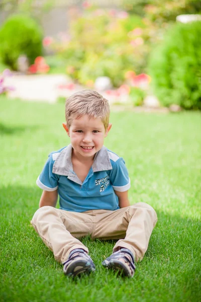 Porträt eines glücklichen kleinen Jungen im Park — Stockfoto