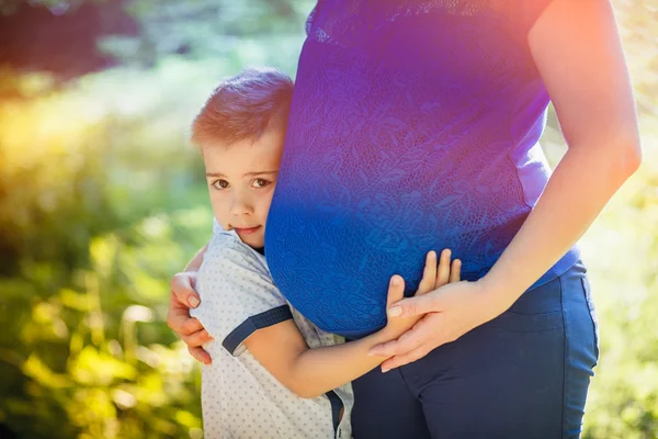 Hamile kadınla öpüşürken çocuk — Stok fotoğraf