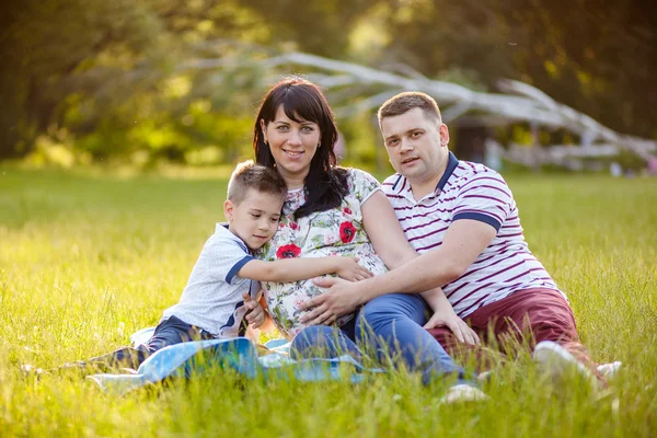 Retrato de família feliz Pai, mãe grávida e filho — Fotografia de Stock