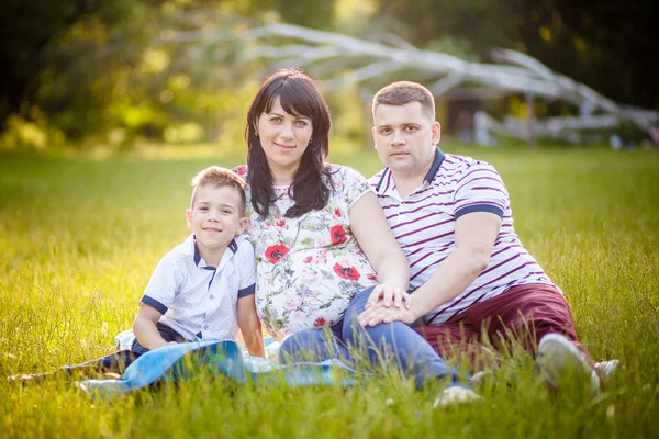 Pais felizes pai e grávida mãe pequeno filho — Fotografia de Stock