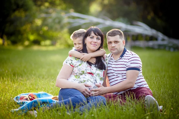 Retrato de família feliz Pai, mãe grávida e filho — Fotografia de Stock