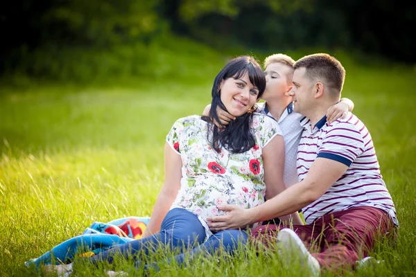 Joyeux belle famille avec leur mère enceinte à l'extérieur au parc — Photo