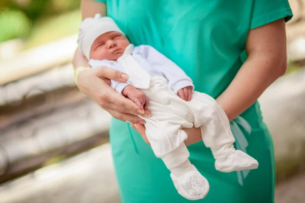 手に生まれた赤ちゃん — ストック写真