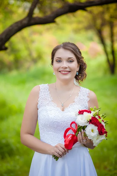 Bouquet da sposa di rose rosse e foglie — Foto Stock