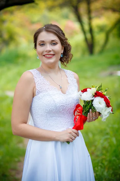 Bela noiva em vestido branco no parque — Fotografia de Stock