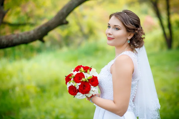 红玫瑰和叶子的婚礼花束 — 图库照片